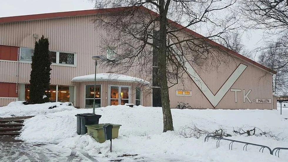 Vimmerby TK säger upp en av sina tränare på grund av försämrad ekonomi.