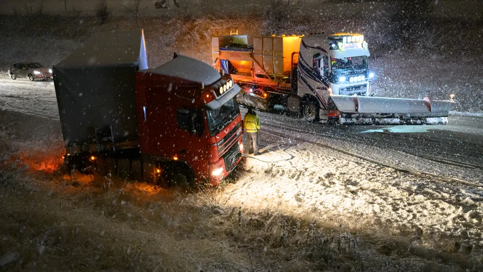 En lastbil hade halkat ner i diket utanför Lund på fredagen.