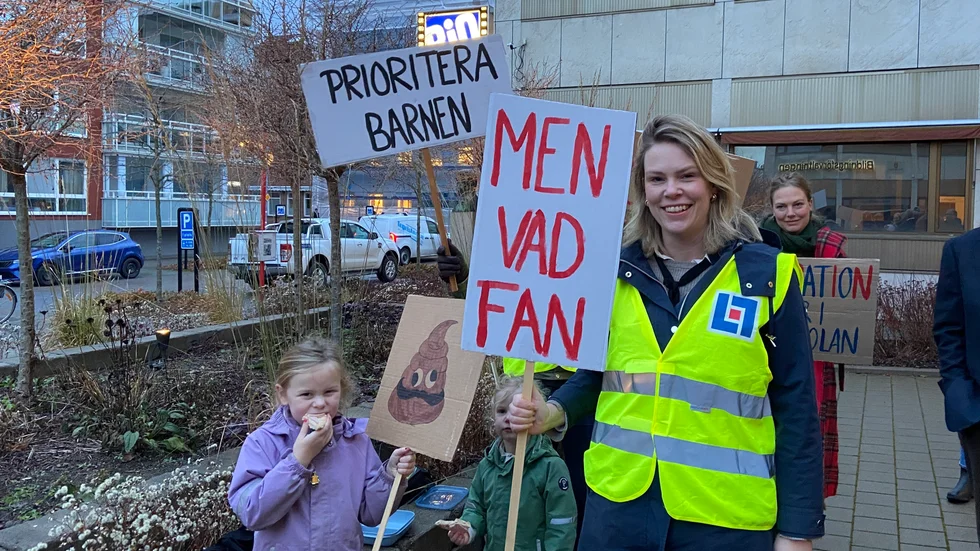 På måndagsmorgonen klockan åtta samlades ett 20-tal demonstranter utanför Safiren för att protestera mot nedskärningar inom förskolan. Inititivtagaren Helena Johansen tog med sig hela familjen, man och tre barn. "Vi hade en liten workshop i lördags", säger hon och syftar på plakaten.