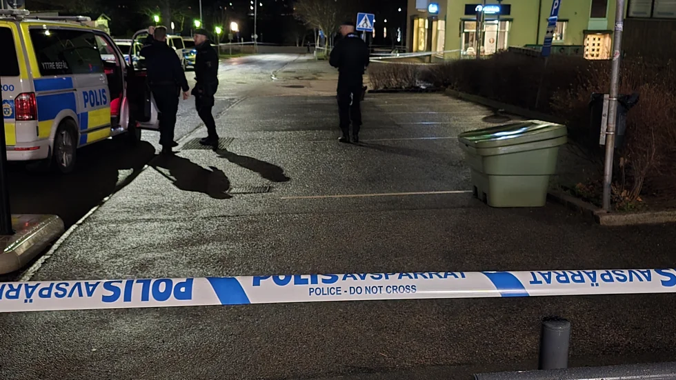 Under natten fanns avspärrningar runt brottsplatsen, men de plockades bort succesivt under natten och var helt hävda klockan 05.
