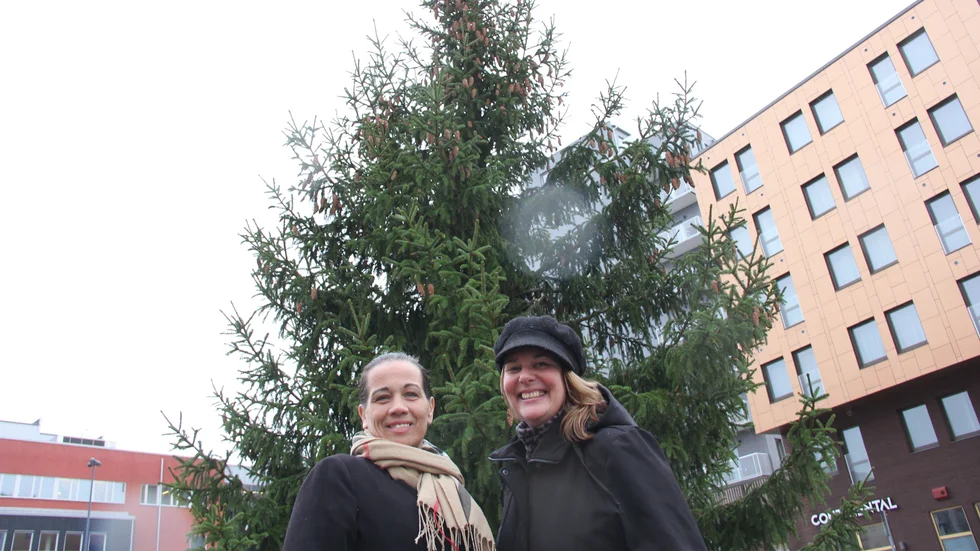 Lokala hantverk, godsaker, livemusik och en stor portion julglädje utlovar Cecilia Engsborn och Canilla Enskär på lördag i Knivsta.
"Vi hoppas att det blir mysigt och stämningsfullt att gå runt här på julmarknaden. Har vi nu fått ett torg, så tycker jag att det ska användas som mötesplats", säger Cecilia Engsborn. 