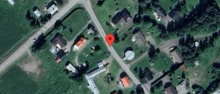 Stopp på väg 963 på grund av olycka med en personbil
