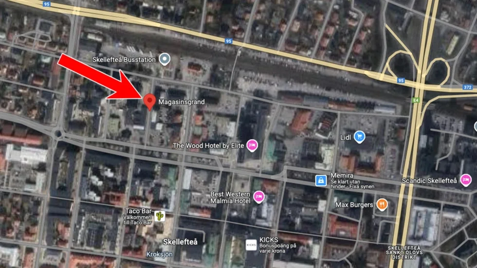 Den skadade mannen påträffades vid Magasinsgränd i centrala Skellefteå.