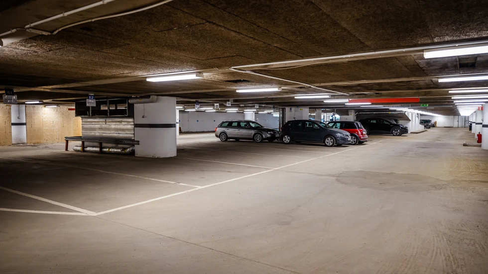 Bilar får tydligen finnas, men ska helst inte synas?