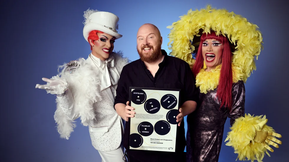 Bland drakar och dragqueens får pris för sin verksamhet. På bilden syns artisten Björta, grundaren och regissören Petter Wallenberg och artisten Inga Tvivel. Pressbild.