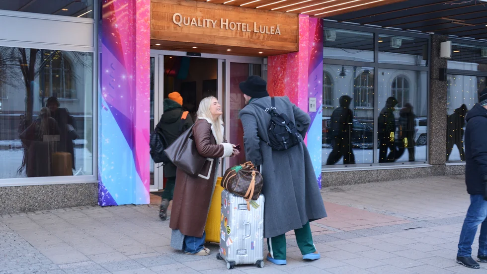 Årets programledarpar, Kristina ”Keyyo” Petrushina och Edvin Törnblom, skrattade loss utanför hotellentrén.