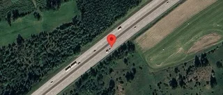 Trafiken påverkas av stillastående personbil på E4 – ett körfält blockerat