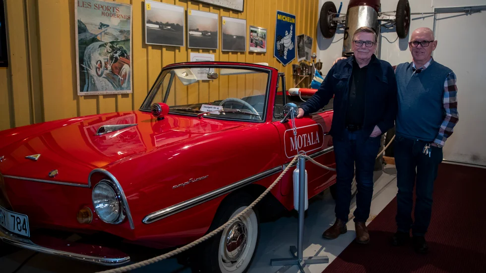 Museichefen Johan Rahm (till vänster) och grundaren Jan-Ove Boll (till höger) kan se tillbaka på 30 år av Motala Motormuseum. Rahm menar att hemligheten bakom museets framgångar är alla förändringar de gör. "Det händer hela tiden saker", säger han. 
