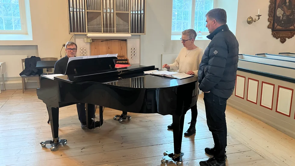 I Gamleby Kyrka repeterar de inför välgörenhetskonserten som kommer att äga rum i Ukna Kyrka den 8 februari med start klockan 16.30. 