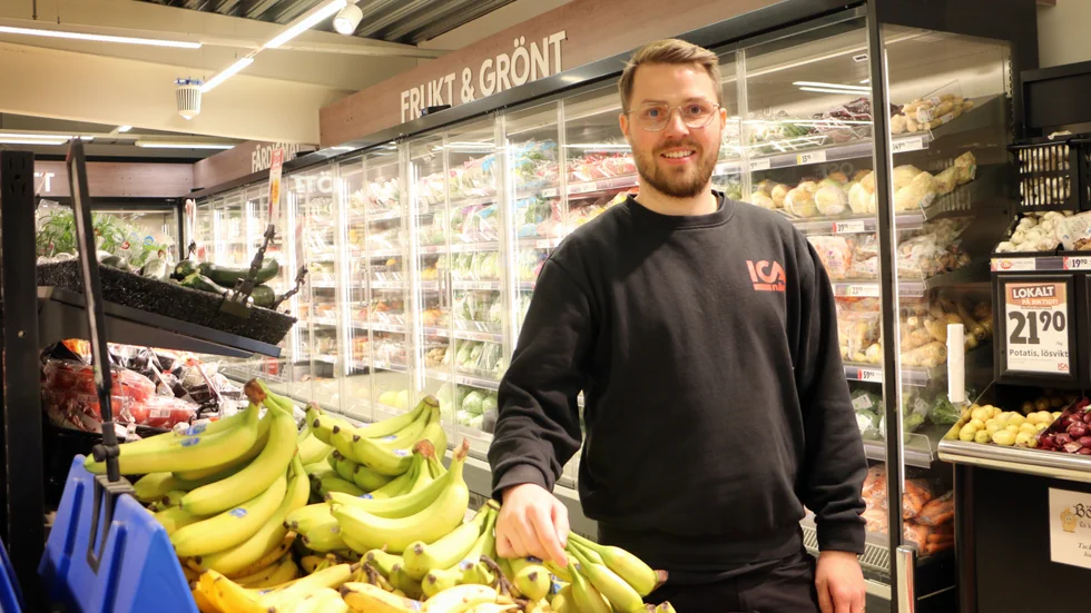 Olle Rova visar stolt upp de nya kylarna som förbrukar väsentligt mindre energi än de gamla öppna kylarna.