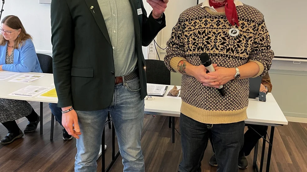 Lantmännens ordförande Victor Gardell tog emot årets Janräunu av gillets vice ordförande Lars Kruthof.