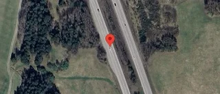 En stillastående fordon orsakar stopp i ett körfält på E4