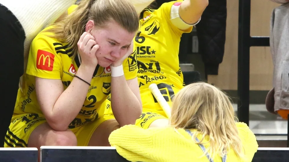 En liten Endresupporter pratar med Ellen Bäckstedt efter slutsignalen.