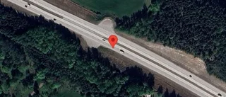 Stillastående personbil på E20 – problem i trafiken
