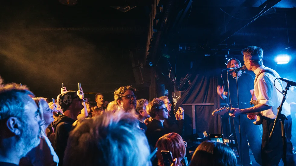Markus Krunegård gästar på låten "Backstabber". Henrik "Kisa" Nilsson spelar i Markus Krunegårds band.