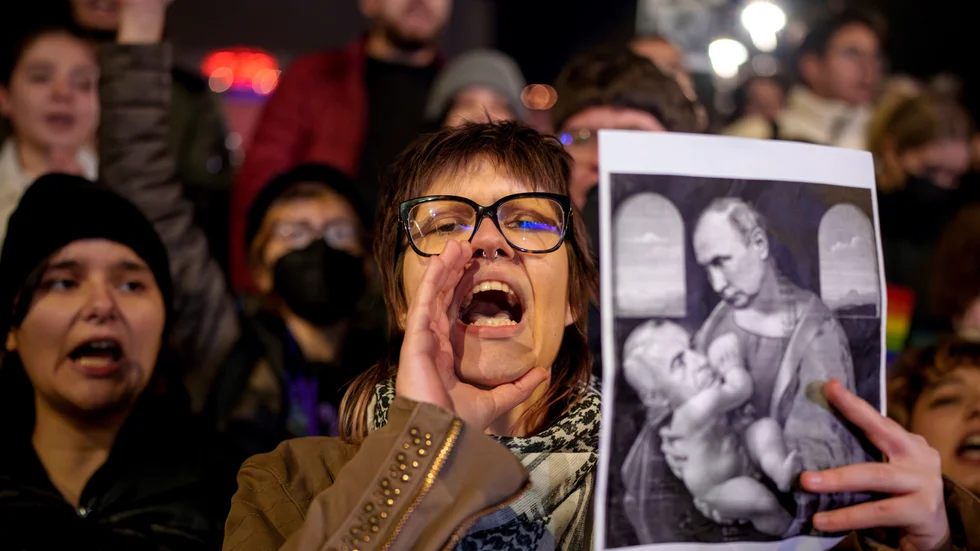 Demonstration mot ryssvänlige ytterhögerkandidaten Calin Georgescu efter förra helgens presidentval i Rumänien.