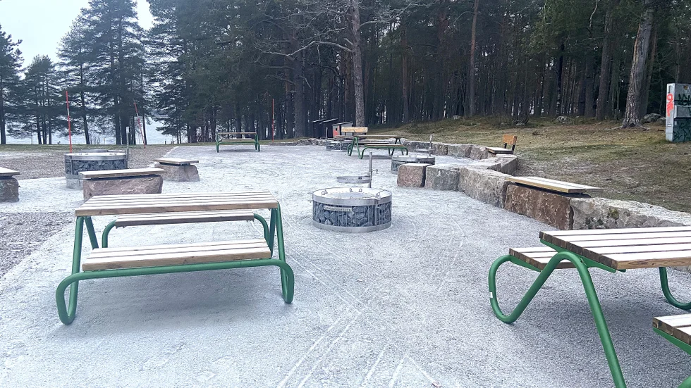 Det finns nu totalt fyra grillar vid den nya grillplatsen. Utöver de bord med sittplatser som placerats ut går det även att sitta på stenblocken som skapar en avgränsning mot skogen.