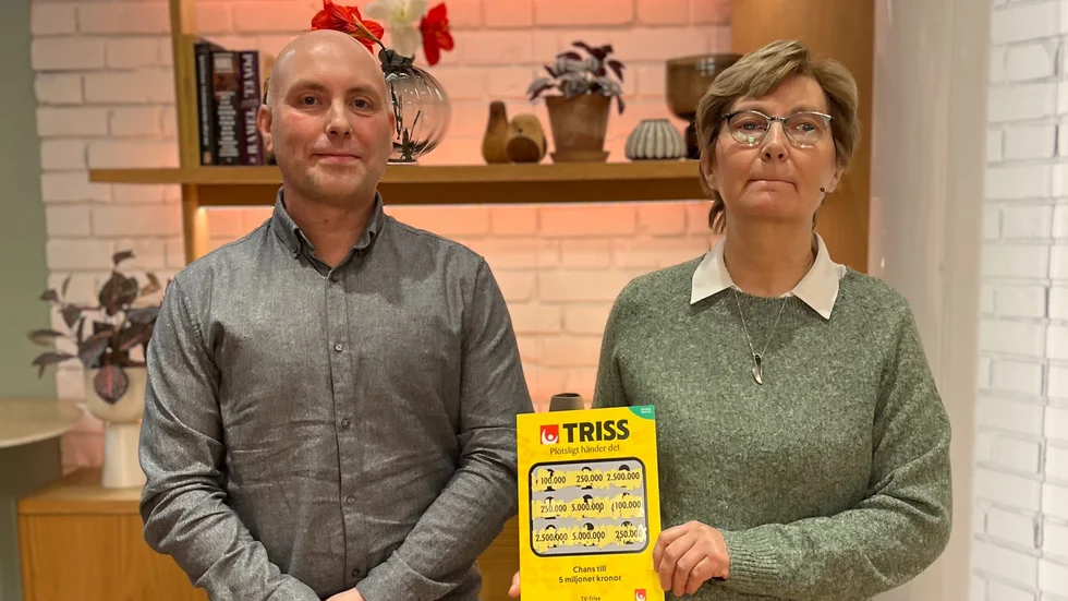 Oskar Lindgren och Ylva Lindgren med fredagsmorgonens trissvinst. Vinstsumman blev 250 000 kronor. "Det var en rolig upplevelse att vara med om", säger Oskar Lindgren.