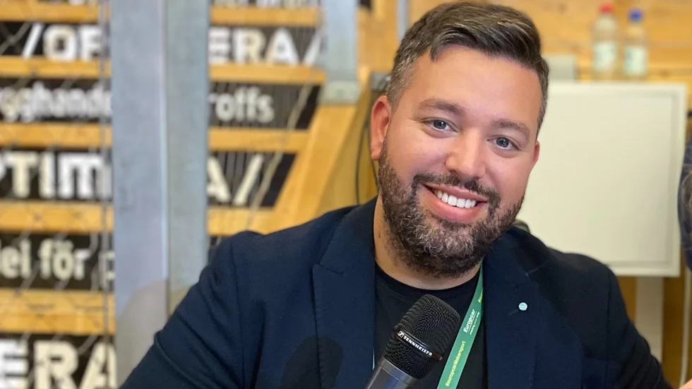 Ted Wikström upptäcktes när han var speaker på Sirius matcher. Numera är det han som pratar under många av Sveriges landskamper.