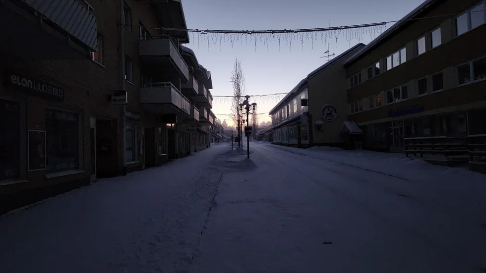 "Vi lever i en tid där kris och krig lurar runt knuten. Bara att ta föregående vinters el- och kommunikationsavbrott i Älvsbyn", skriver insändarskribenterna. Bilden är tagen under strömavbrottet den 4 januari 2023 när det var runt 40 minusgrader i Älvsbyn. (Arkivbild)