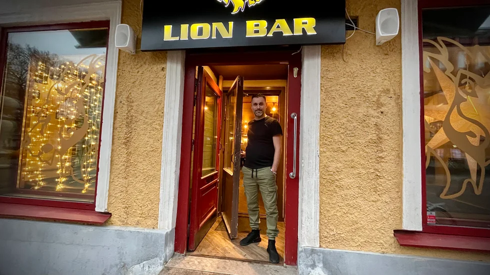 Annandag jul bjuder Roby Altunsu och hans fru Shamiram Duman in hemlösa till sin bar i Nyköping så att de ska få lite mat och gemenskap under julen.