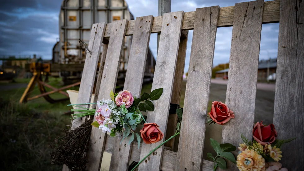 Minnesplats för den mördade 14-åriga flickan vid godsbangården i Landskrona i slutet på oktober 2024.