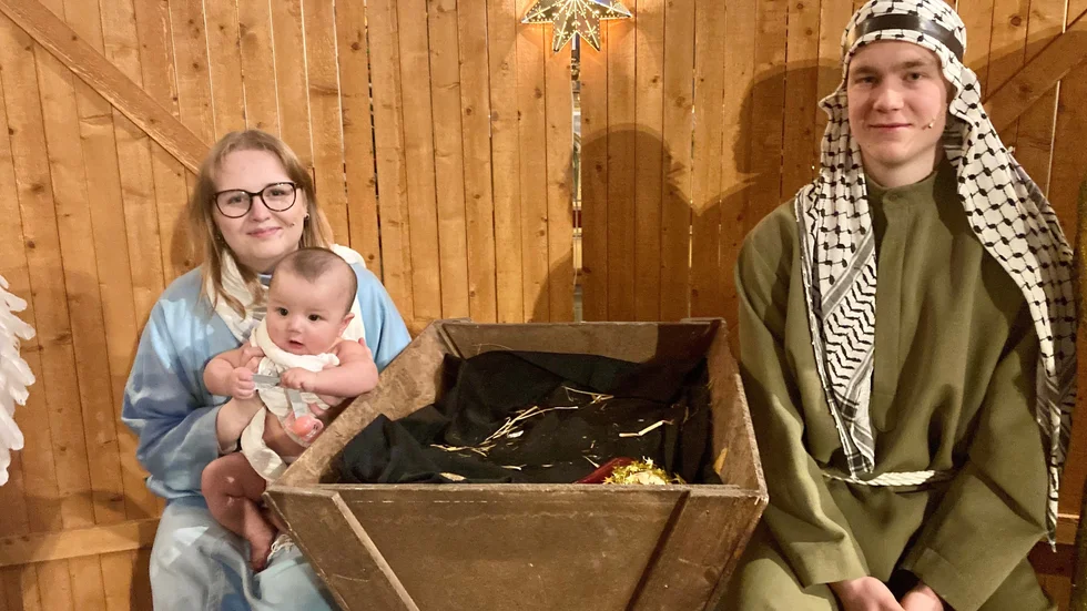 Hulda Asp och Edward Alatalo tycker det är roligt att få spela Maria och Josef i julspelet och har hunnit få in en viss rutin på det.