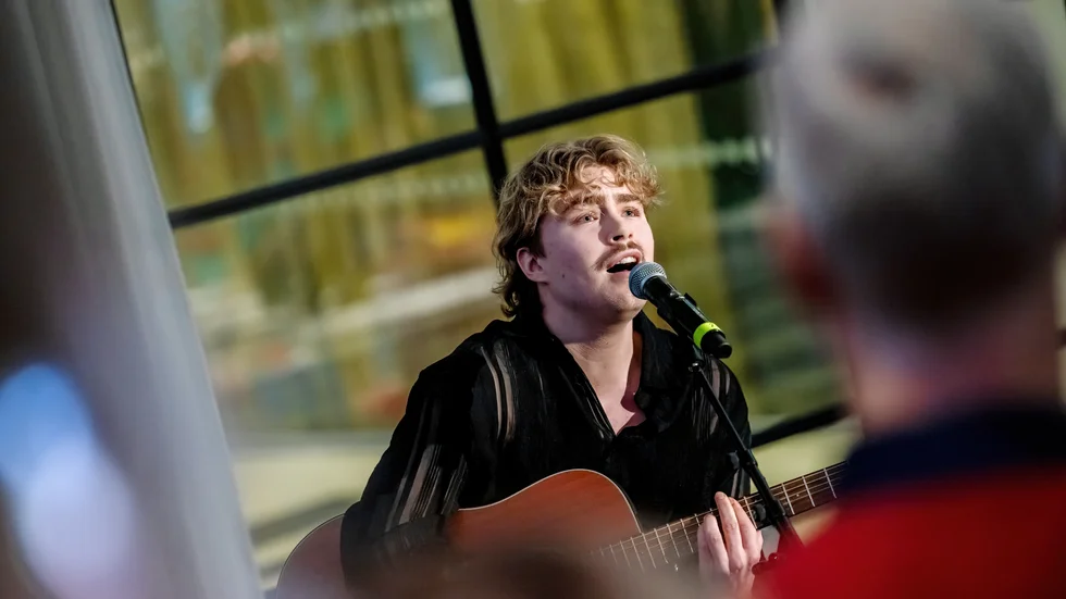Leo Tekiel missade visserligen finalen i Idol 2024, men han fick ändå de största publikjublet under onsdagens framträdande i Strand galleria.