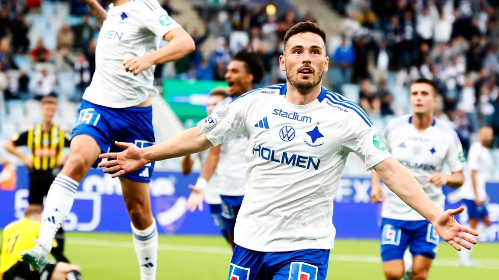 Vito Hammershöy-Mistrati jublar efter den sena kvitteringen mot Häcken. Det har blivit ett par viktiga sista-sekunden-mål för den danske mittfältaren i år.