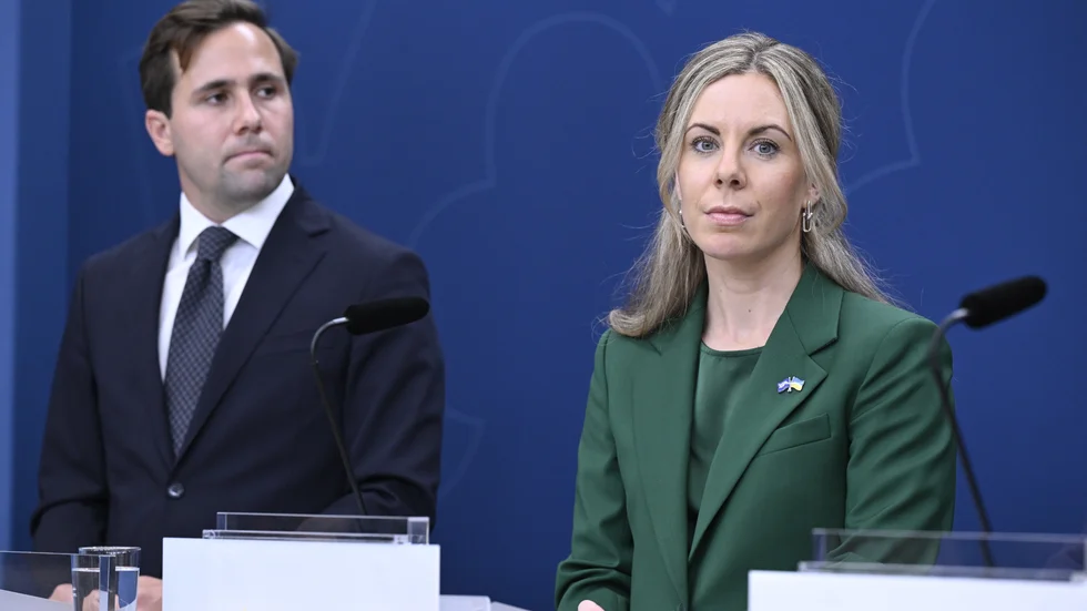 Benjamin Dousa (M), ny biståndsminister, och Jessica Rosencrantz (M), ny EU-minister under pressträffen men den nya regeringen.