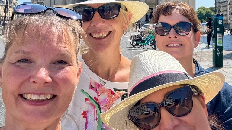 Sara Rumbutis, till vänster, med tre domarkollegor från de nordiska länderna. "Vi var sju domare som satt vid varje redskap och det gäller att vara otroligt petig. Man hade ögonen på sig hela tiden", säger Sara.