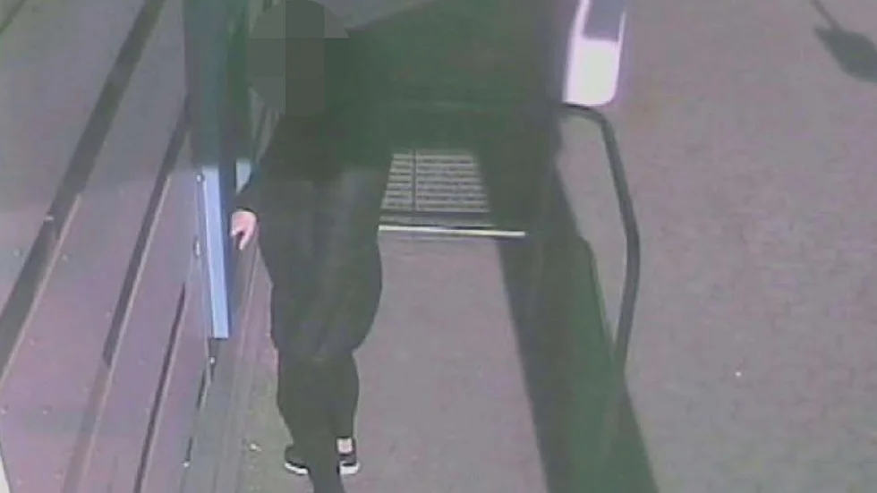 Den 31-åriga kvinnan filmades av en övervakningskamera när hon tog ut pengar i en uttagsautomat i I-huset i Tornby den 19 mars 2020. (Bilden är hämtad ur förundersökningen.) 