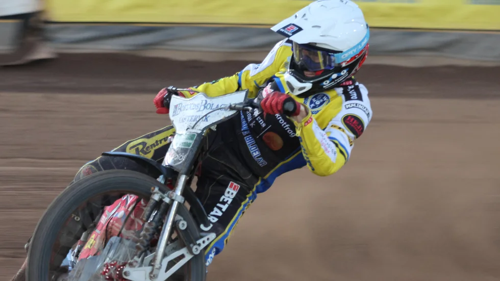 Max Fricke tillhörde en av de bättre förarna i Västervik den gångna säsongen. Men han körde i många ligor och såg sliten ut i slutspelet. Jag tror inte att han får förlängt.