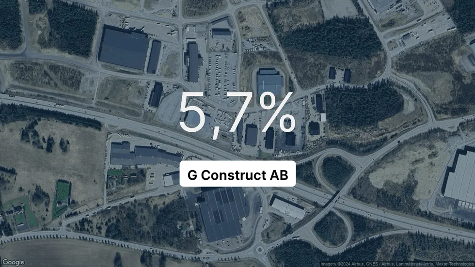 Illustrationen visar rörelsemarginalen för G Construct för det senaste året. Bakgrunden är en satellitbild över företagets adress.