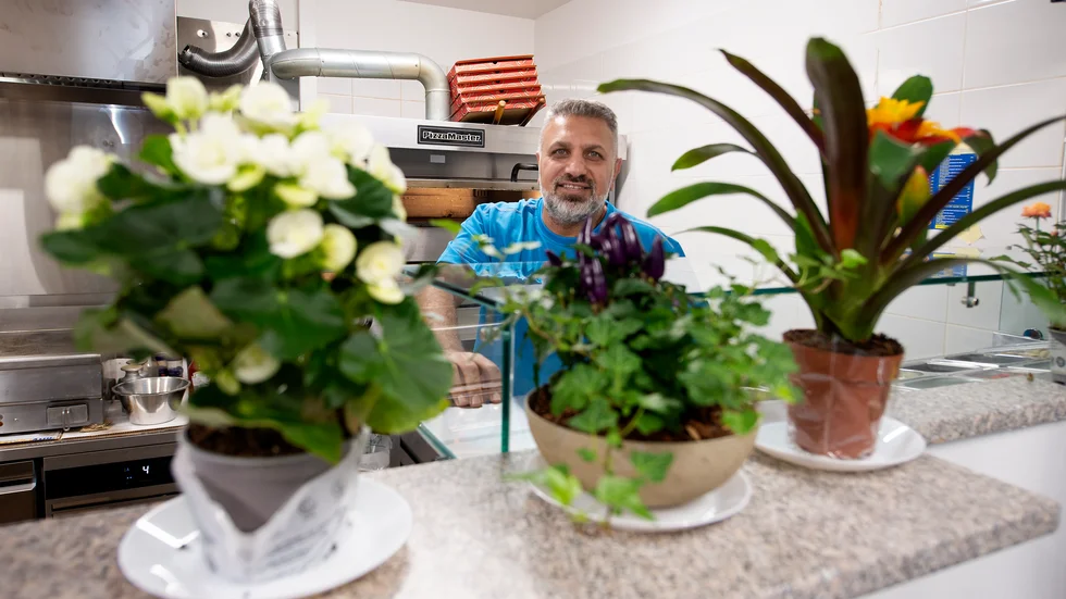 Välkomstblommorna pryder disken i Viking kebabs nya lokal. "Det känns kanon, jättebra" säger Adris Abdullah Ibrahim.