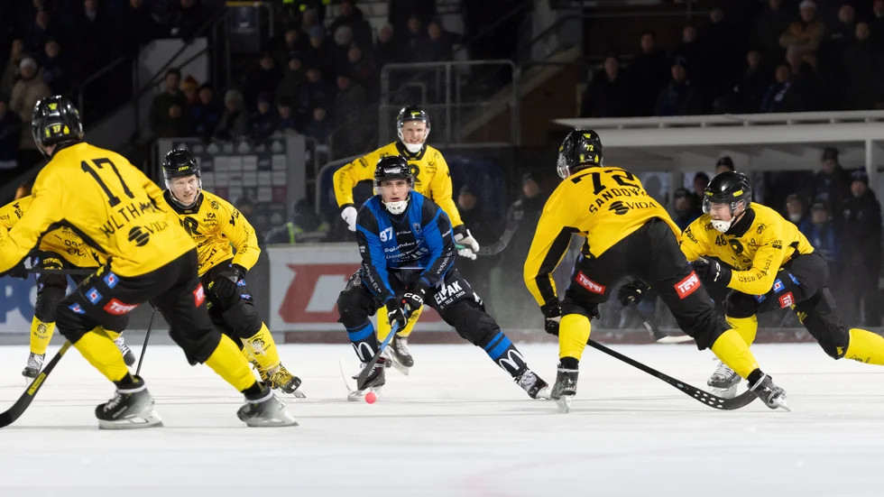 Alexander Härndahl omgiven av gulklädda Åby/Tjureda-spelare. Han gjorde tre mål men tvingades åka av isen i andra halvlek efter en smäll.