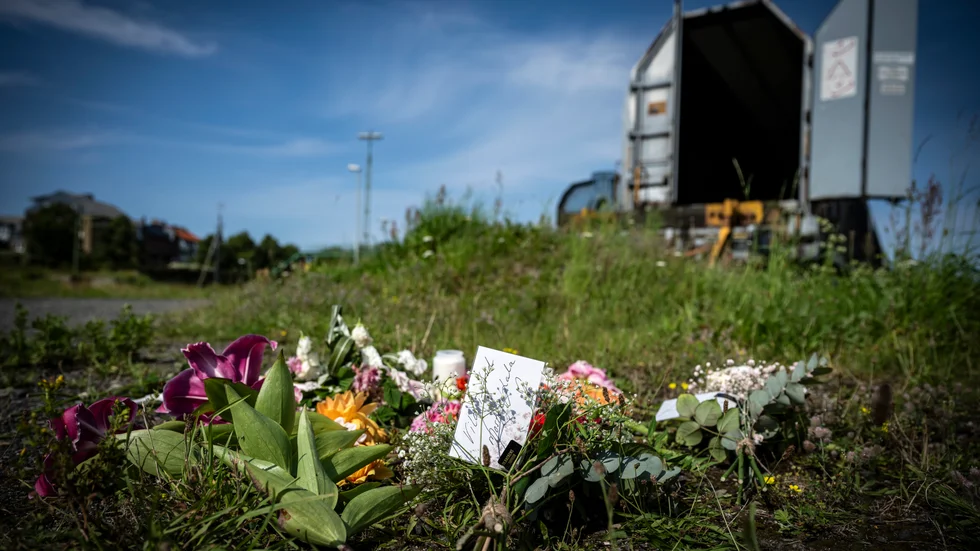 Blommor vid godsvagnarna utmed Bangårdsgatan i Landskrona där en 14-årig flicka hittades död i juli 2024. Nu börjar rättegången. Arkivbild.