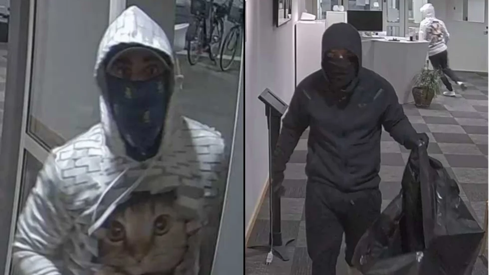 Bilder från övervakningskameror inne i banken. Den svartklädde är 32-åringen som nu åtalas för inbrottet. Personen i kattröja har inte kunnat identifieras.