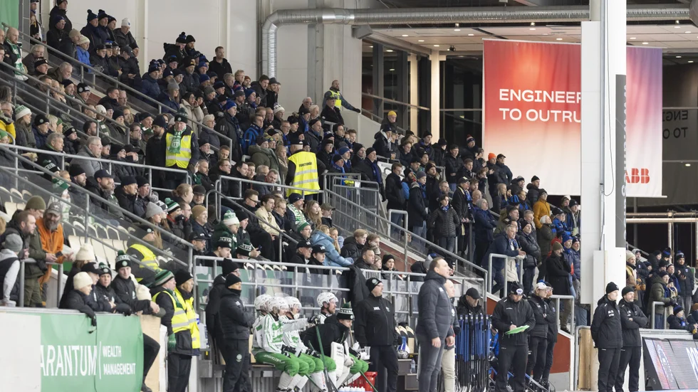 Siriusklacken, enbit över hundra personer, syns på sektionen bortom den guldklädda läktarvärden. Hur många kommer till Studenternas på onsdag?