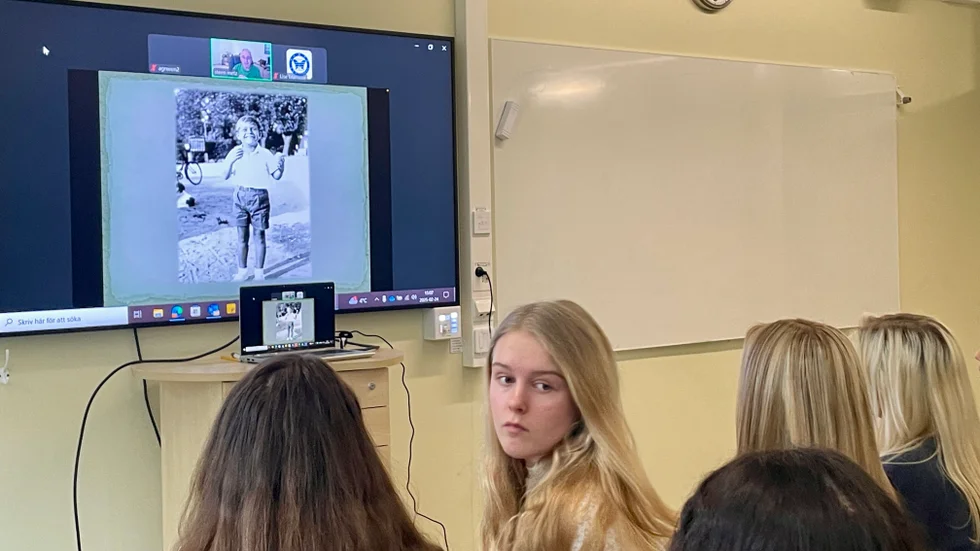 Tystnaden i klassrummet är total när Steen Metz berättar om sina minnen från koncentrationslägret Theresienstadt i Tjeckien.