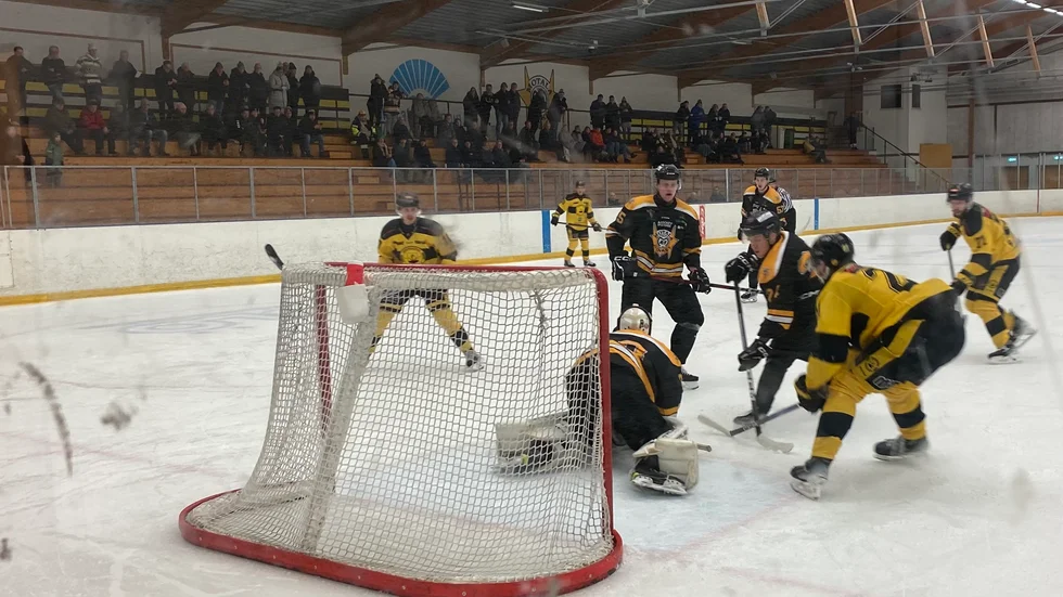Motala AIF:s unge målvakt Axel Roth lägger vantarna på pucken. Men Maif förlorade matchen, 3-7 mot Vänersborg. Nu blir det kvalspel 9-21 mars, fyrlagsgrupp med tre division 3-lag.