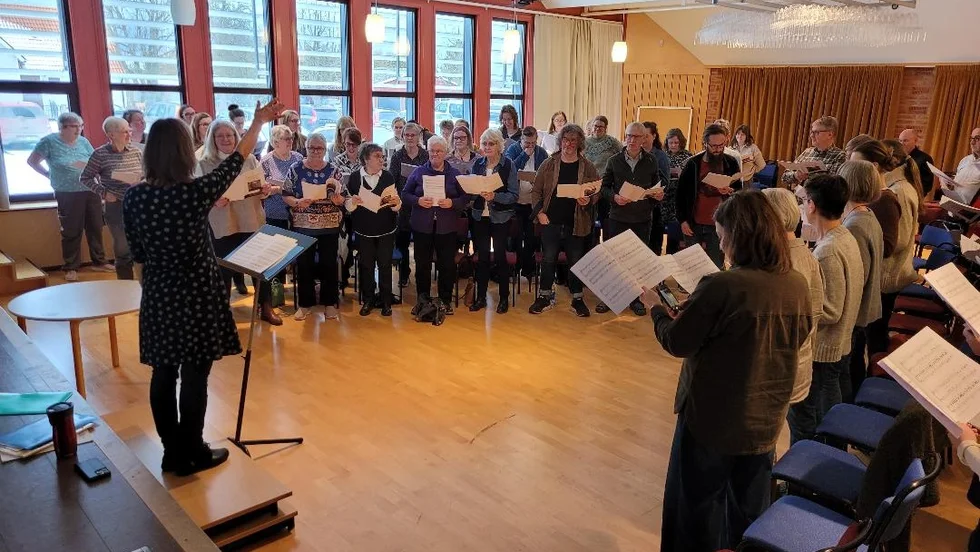 Gotlands Körförbunds välbesökta kördag leddes av Maria Wessman Klintberg i Gullinsalen i Hemse. 