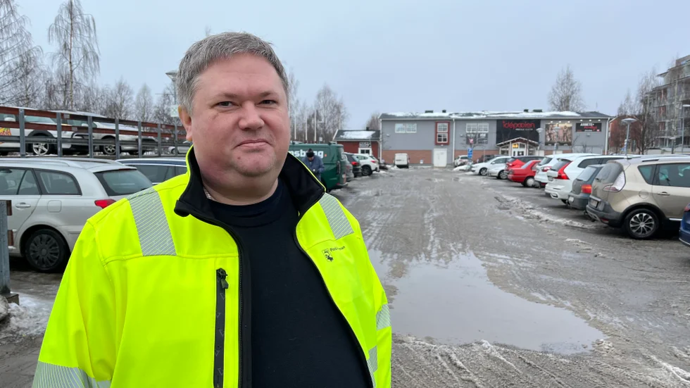 Jan Karlsson, enhetschef på gatuavdelningen, berättar att det är bråda dagar för att få bort slask och vatten. "Vi arbetar med att få upp brunnar så att vattnet kan rinna undan", säger han.