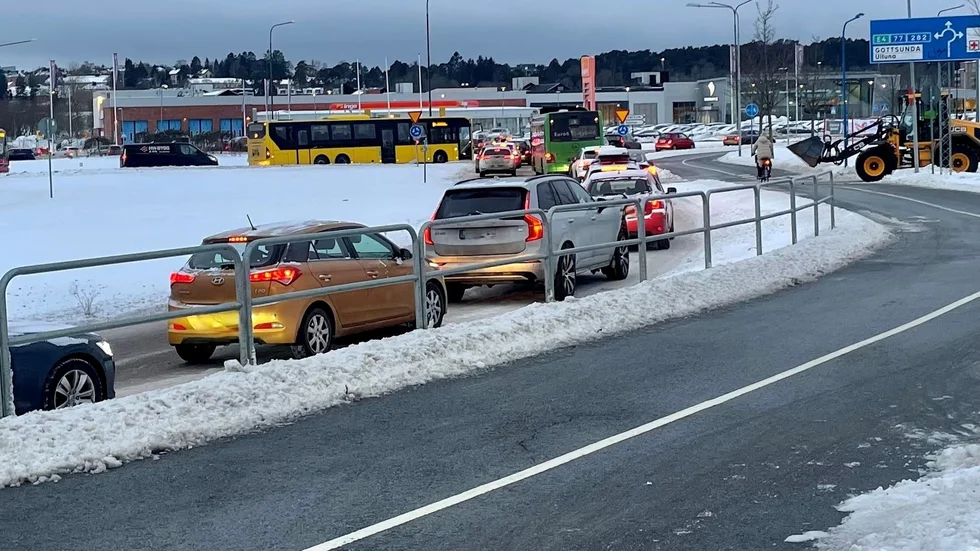 Köerna ringlade långa, ända från rondellen vid Kungshörnet in mot stan. 