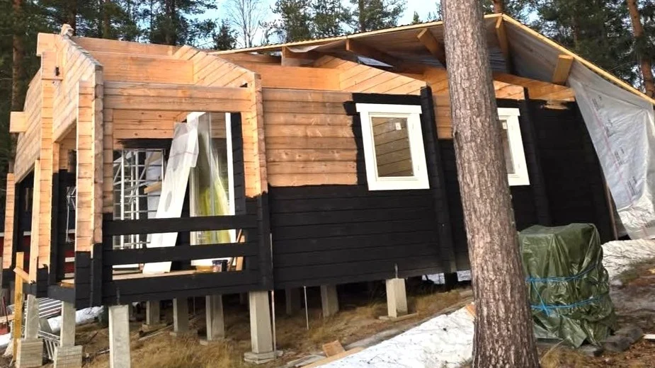 Stormen under natten mot lördagen fick förödande konsekvenser för Kjell-Åke Martin och hans stugbygge Harads.
