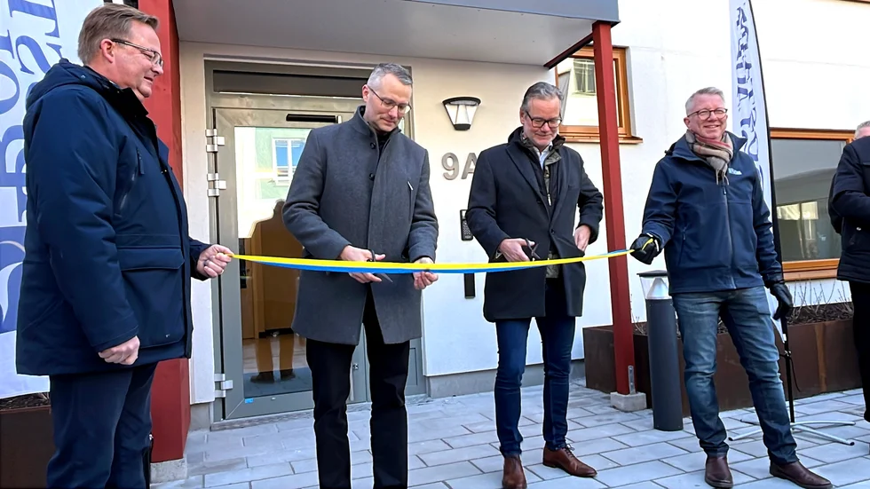 Ingen invigning utan bandklippning. Bostadsbolagets vd Andreas Horste och styrelseordförande Roger Axmon klippte det blågula bandet. Jonas Ålstam och Mattias Pettersson höll i bandet.