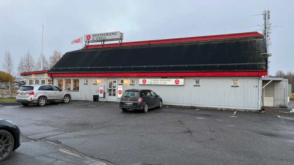 Restaurang Pit stop i Öjebyn begärs i konkurs av Skatteverket. Företaget har 150 000 kronor i skulder till staten. Ägaren förnekar att bolaget är i obestånd.