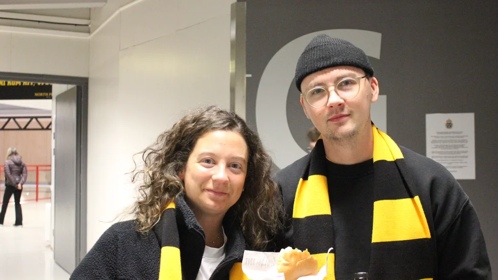 Det var slutsålt och därmed 5 801 sålda biljetter till lördagens prestigemöte mellan Skellefteå AIK och Frölunda HC. En del av dem fastnade, och förevigades, på vimmelfotografen Miranda Tikkanens bilder.