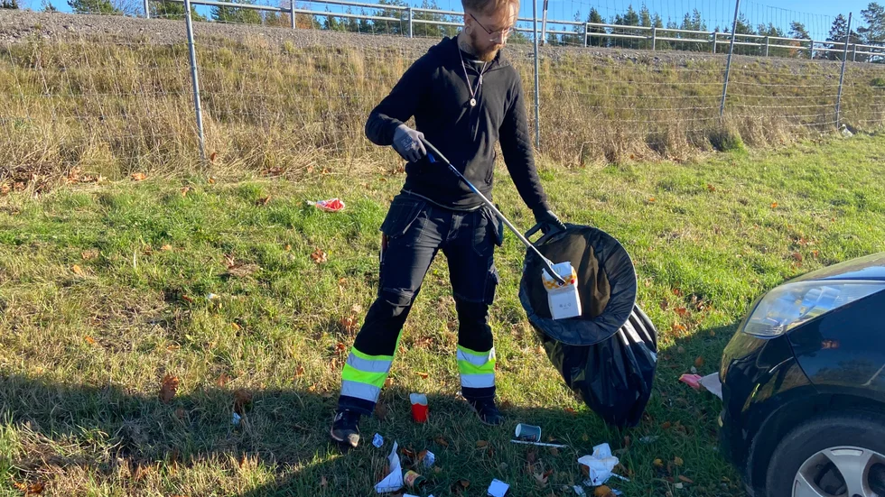 Benjamin Collanius, från arbete- och service på Strängnäs kommun, plockar skräp i Biskopskvarn,: "Det värsta jag hittat här är en kateter", säger han. Mänsklig avföring är heller ingen ovanlig syn vid och kring pendlarparkeringen.