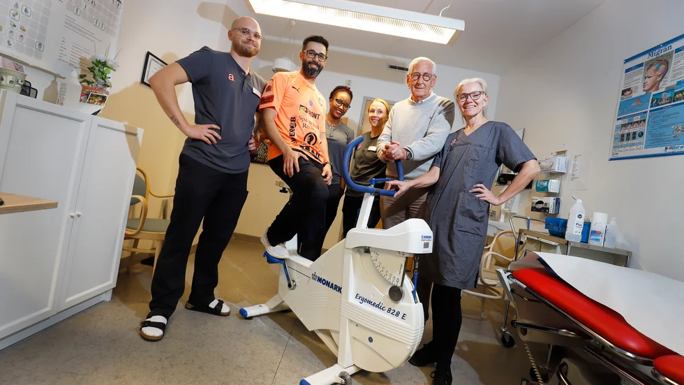 Här är teamet som står bakom den unika satsningen på Achima Care Eskilstuna vårdcentral. Från vänster syns Linus Ageborg (fysioterapeut), Josef Asamrisson (läkare), Lina Hatangimana (läkare), Emelie Hasselkvist (sjuksköterska), Lars Österlund (expert, mentor och initiativtagare) samt Magdalena Sjöholm (verksamhetschef).